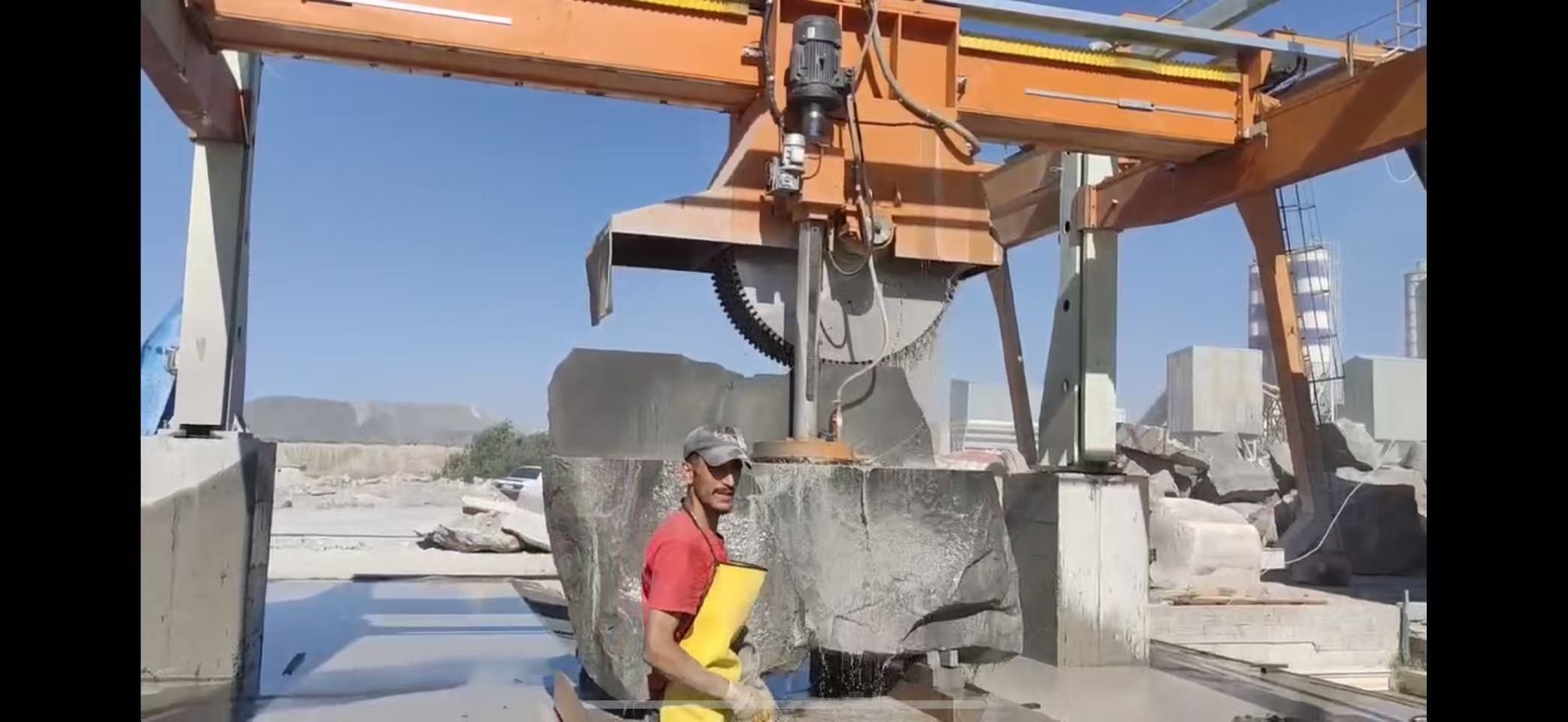 最新の会社の事例について アルメニア の 4 列 多刃 ブロック 切断 機械