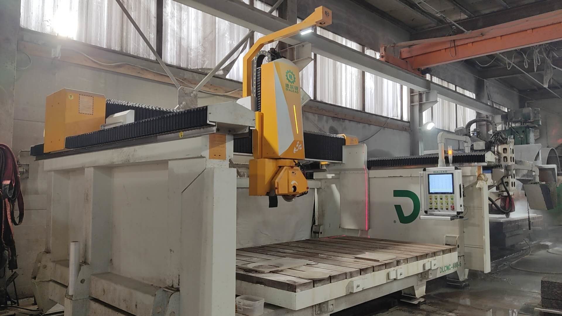 最新の会社の事例について サンクトペテルブルクにある600mm5軸橋切断機