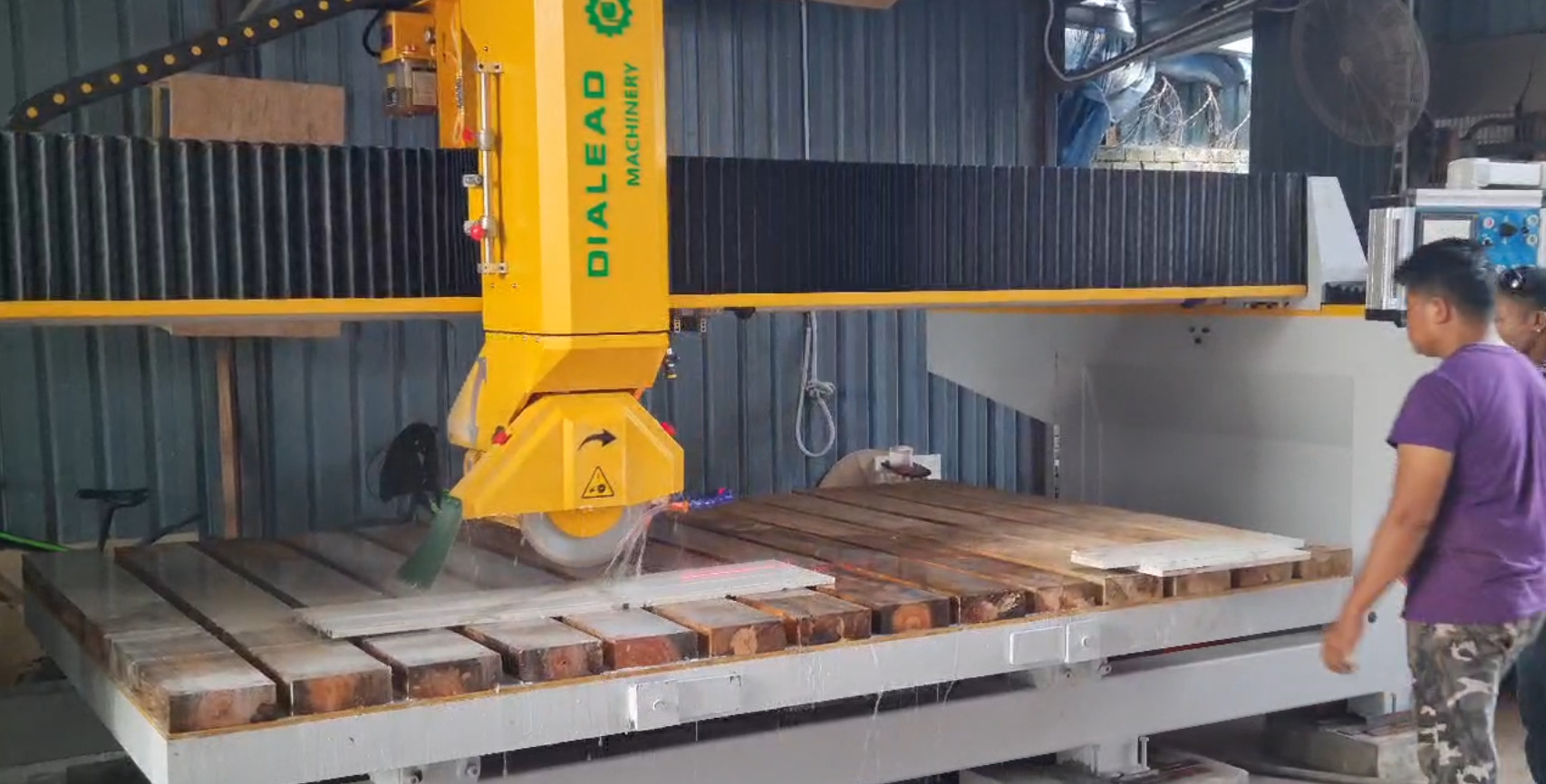 最新の会社の事例について マレーシア の 3 軸 橋 切断 機械